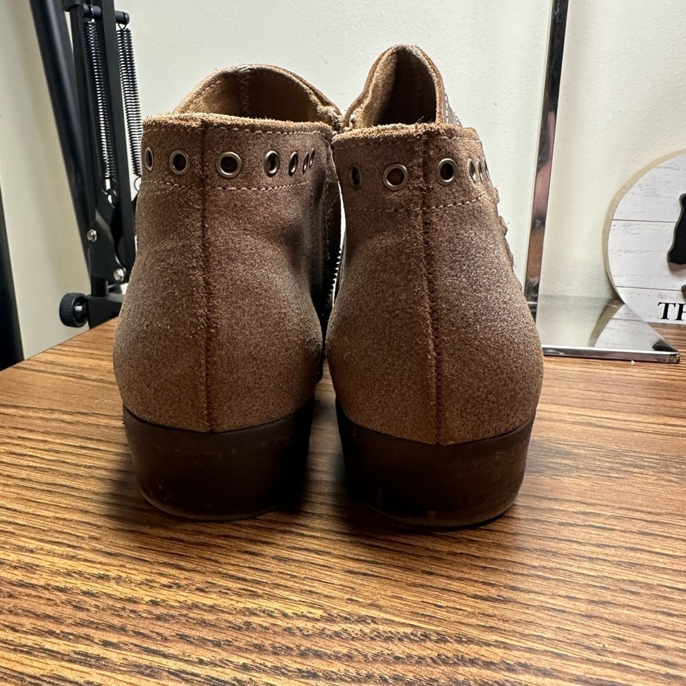 EUC Minnetonka Brenna Tan Suede Ankle Booties Size‎ 10 - Picture 4 of 13